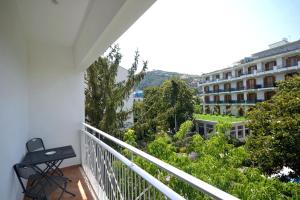 - un balcon avec vue sur un bâtiment dans l'établissement Maison Tonina Sorrento Coast, à Sant'Agnello