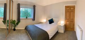 um quarto com uma cama, 2 candeeiros e uma janela em Dwarwick House em Thurso