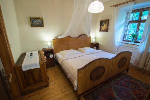 Un dormitorio con una gran cama de madera y una ventana en Willa Anna, en Szklarska Poręba