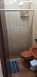 a bathroom with a shower with a toilet and a sink at Quarto particular em Vitória in Vitória