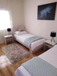 Postel nebo postele na pokoji v ubytování Apartments Ana