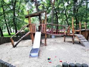 un parco giochi con uno scivolo in un parco di Apartament Nadmorski Dwór a Danzica