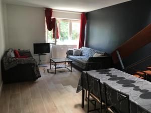 バニューにあるAppartement tout confort à 10 minutes de parisのソファとテーブルのあるリビングルーム