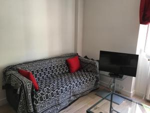 バニューにあるAppartement tout confort à 10 minutes de parisのソファと薄型テレビのあるリビングルーム +7枚の写真