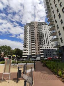 duży budynek apartamentowy z placem zabaw przed nim w obiekcie Black House w Jelitkowie