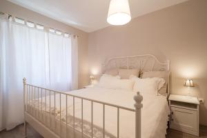 - une chambre avec un lit blanc et une fenêtre dans l'établissement Pr`Mružo apartmaji, à Bohinj