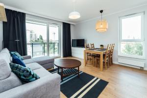 sala de estar con sofá y mesa en PoBookowane Stocznia Apartments Gdańsk en Gdansk