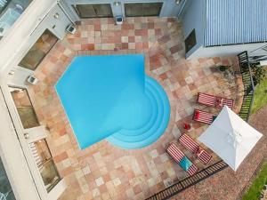 an overhead view of a blue fountain in a courtyard at 47th on Howard in Knysna