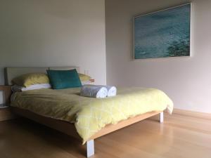 een slaapkamer met een bed in een kamer bij Hot Water Beach Bure Wai in Hotwater Beach