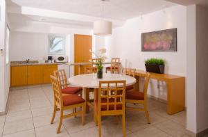 cocina y comedor con mesa y sillas en Marival Emotions Resort All Inclusive - Future Mercure en Nuevo Vallarta 