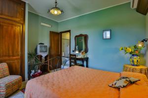 1 dormitorio con 1 cama y sala de estar en Al Lago Verde, en Alia