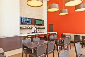 Uma TV ou centro de entretenimento em Hotel Panamby São Paulo