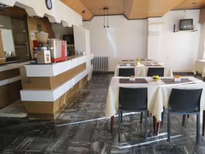 un restaurante con mesas y sillas en una habitación en Hotel Oviedo en Río Gallegos