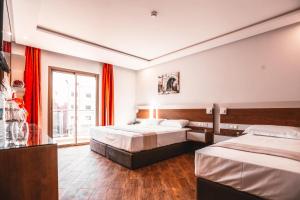 Ένα ή περισσότερα κρεβάτια σε δωμάτιο στο HOTEL MAKARIM TETOUAN