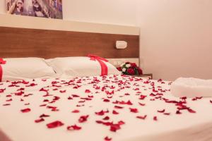 Ένα ή περισσότερα κρεβάτια σε δωμάτιο στο HOTEL MAKARIM TETOUAN