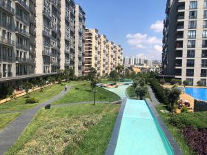 vista para um parque numa cidade com edifícios altos em Milpark Apartment em Istambul