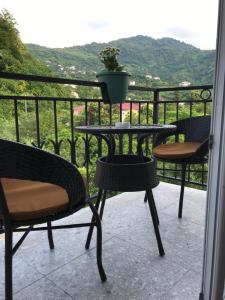 Vista generica sulle montagne o vista sulle montagne dall'interno dell'hotel