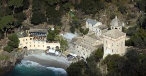 un edificio junto a una montaña con agua en Il Grecale, en Recco