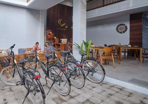 a group of bikes parked in front of a restaurant at Gili Kama Hotel & Villa in Gili Trawangan