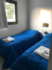 Departamento en Chascomús a dos cuadras de laguna客房内的一张或多张床位