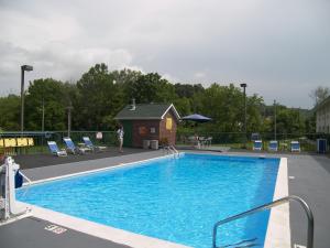 uma grande piscina com cadeiras e um edifício em Baymont by Wyndham Mount Vernon Renfro Valley em Mount Vernon