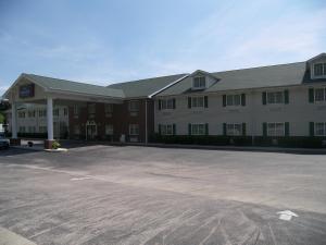 an empty parking lot in front of a large building at Baymont by Wyndham Mount Vernon Renfro Valley in Mount Vernon