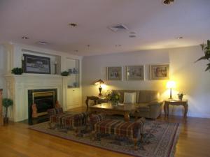 a living room with a couch and a fireplace at Baymont by Wyndham Mount Vernon Renfro Valley in Mount Vernon