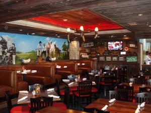 um restaurante com mesas e cadeiras e um mural na parede em Golden Nugget Laughlin em Laughlin