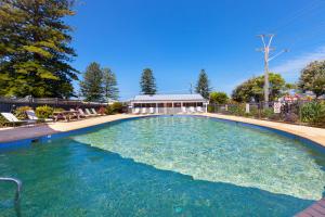 una gran piscina de agua en un patio en Werri Beach Holiday Park, en Gerringong