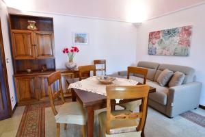 a living room with a table and a couch at Il Centro Storico Ravello in Ravello