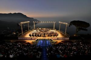 a large group of people on a stage with a crowd at Il Centro Storico Ravello in Ravello