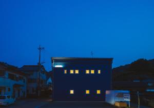 un edificio con luces en el lateral. en Seacruise House Navio, en Kami Amakusa