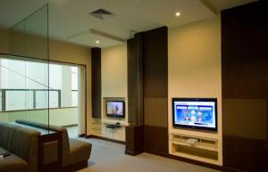 TV a/nebo společenská místnost v ubytování PICO DE LORO RESORT CONDOTEL