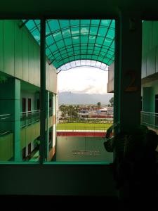 una ventana de un edificio con vistas en Lae City Hotel en Lae