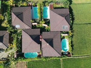 an overhead view of a house with a yard at Candy Villa by Pramana Villas in Ubud