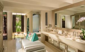 Posezení v ubytování Anantara Mai Khao Phuket Villas
