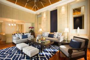 Posezení v ubytování Anantara Mai Khao Phuket Villas