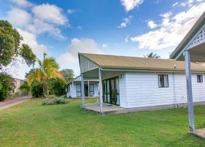 una casa blanca con patio en Halliday Bay Resort, en Seaforth