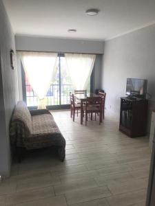 查斯科穆斯Departamento en Chascomús a dos cuadras de laguna的带沙发和桌子的客厅