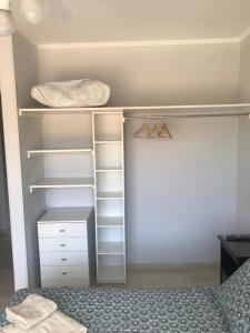 Departamento en Chascomús a dos cuadras de laguna客房内的一张或多张床位