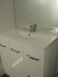 un lavandino in bagno con specchio sopra di Blackheath Holiday Cabins a Blackheath