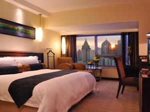 Jinling Purple Mountain Hotel Shanghai（Shanghai Grand Trustel Purple Mountain Hotel） في شانغهاي: غرفة فندقية بسرير ونافذة كبيرة