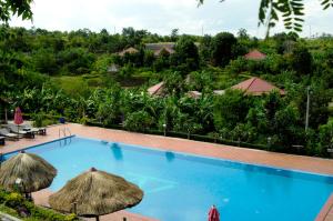 uitzicht op het zwembad van het resort bij Memoria Palace & Resort in Pailin
