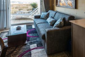 Predel za sedenje v nastanitvi Quayside Apartments