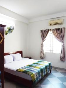 a bedroom with a bed and a window at Ben Thanh Motel in Ho Chi Minh City