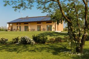 een huis met een zonnedak op een groene tuin bij Agriturismo Casa Fiorindo in Meolo