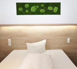 Postel nebo postele na pokoji v ubytování Hotel Perlach Allee by Blattl