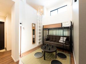 Apartamento pequeño con litera en una habitación en TRIP POD TAKASAGO A, en Fukuoka