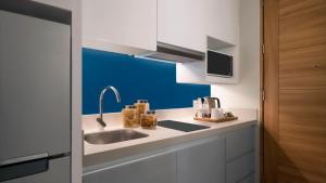 Kuchyň nebo kuchyňský kout v ubytování Citadines Cebu City