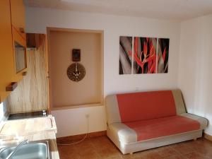 een woonkamer met een bank en een schilderij aan de muur bij Lavanda Apartments&Studios in Pinezici